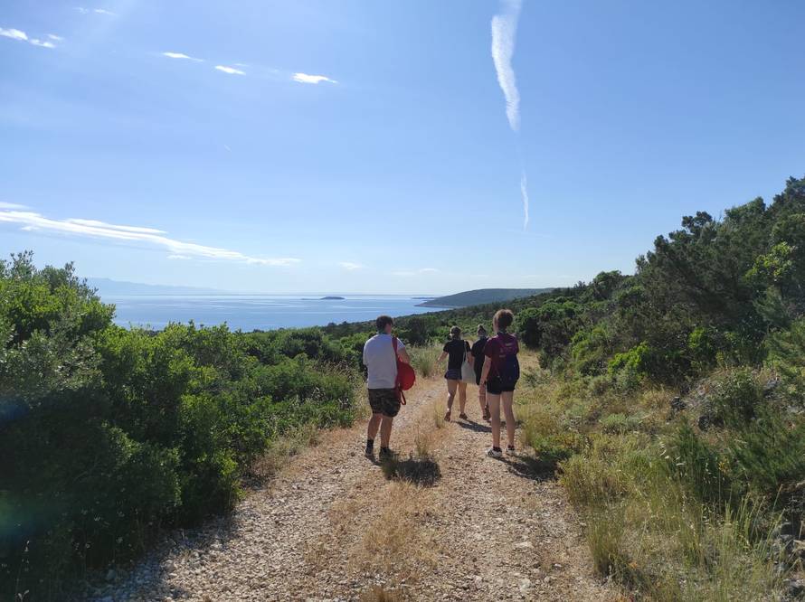 Male ruke s čarobnim receptom čiste otok od plastike i donose život u napuštenu otočku školu