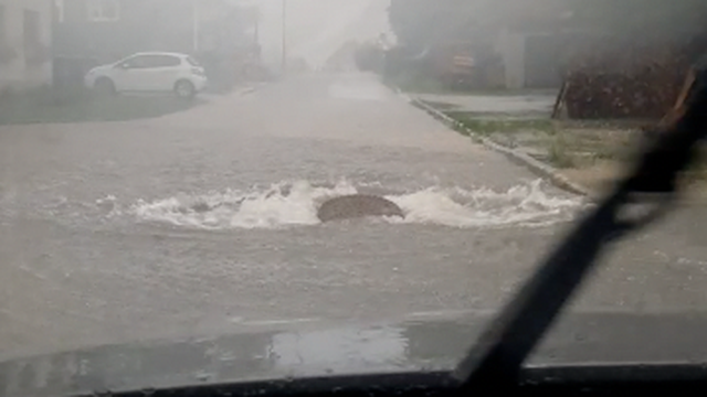 VIDEO U Delnicama poplavljene ceste i podrumi nakon jake kiše i tuče: 'Ispumpavali smo vodu'
