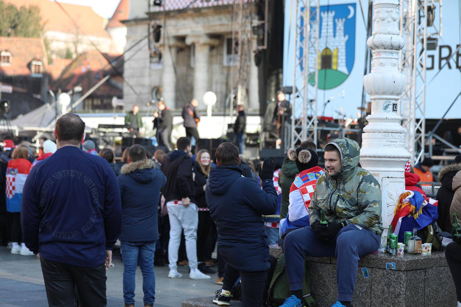 Zagreb: Najvjerniji navijači na Trgu već zauzeli mjesta za doček Vatrenih