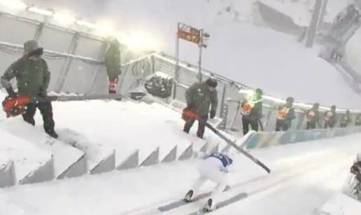 VIDEO Jezivi trenutak u Italiji! Skija&scaron;ki skaka&ccaron; naletio je na puha&ccaron;a li&scaron;&cacute;a tijekom zaleta...