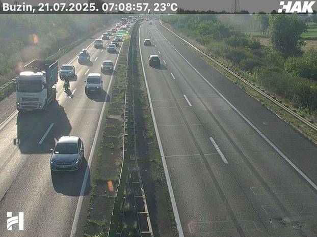 FOTO Ogromne gužve prema moru: Kod Lučkog 8 km, sudari kod Perušića i kod Okučana