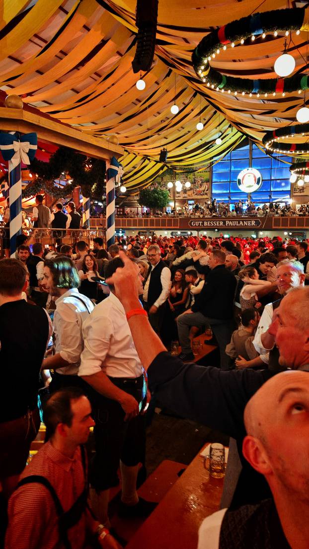 FOTO 24sata na Oktoberfestu:  Evo koliko košta krigla pive!