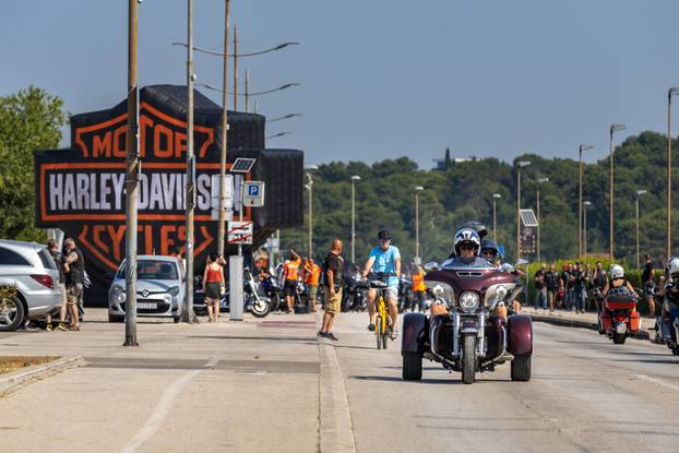 Nekoliko tisuća vlasnika Harley Davidsona prolazi kroz Pulu u defileu