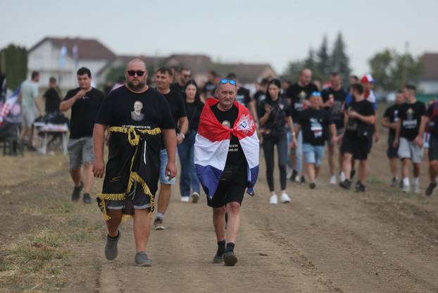 Vukovar: Mnogobrojni obožavatelji Thomsona su krenuli pristizat u posljepodnevnim satima 