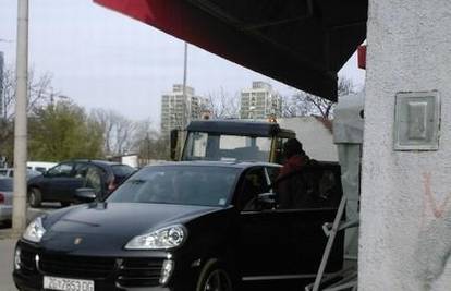 Dini Drpiću lopovi provalili u Porsche Cayenne i otišli