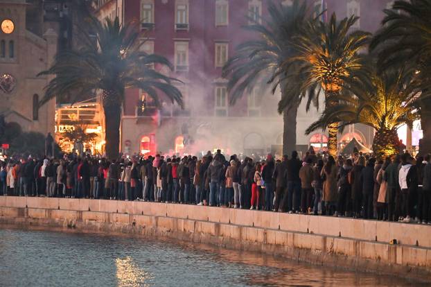 Split: Bakljada navijača na rivi povodom dolaska Vatrenih