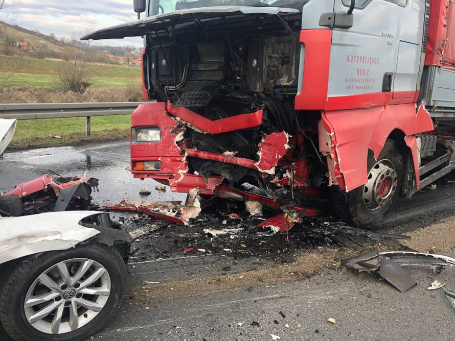 Naglo je skrenuo, zabio se u kamion i ostao zgnječen ispod