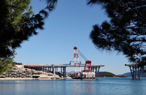 Komarna: Prvi stup Pelješkog mosta u moru spojen je s kopnom