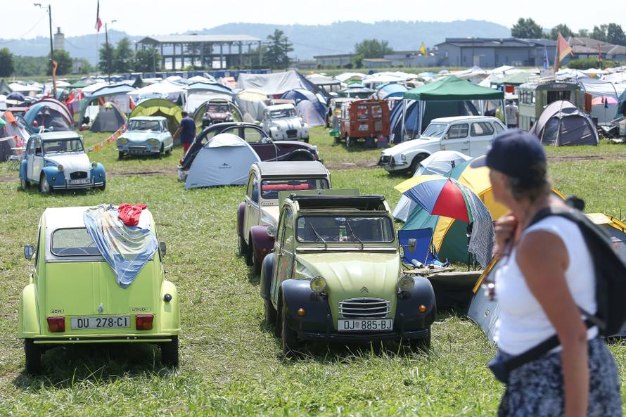 Spačeki okupirali Trg: Ma ovo je naš automobilski Woodstock