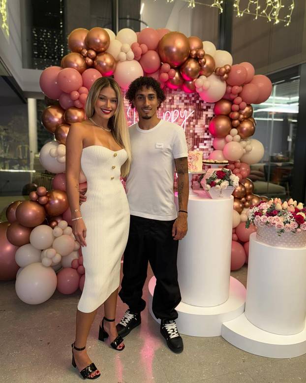 FOTO Igrač Barcelone osam je godina bio 'samo prijatelj' pa ipak osvojio atraktivnu plavušu