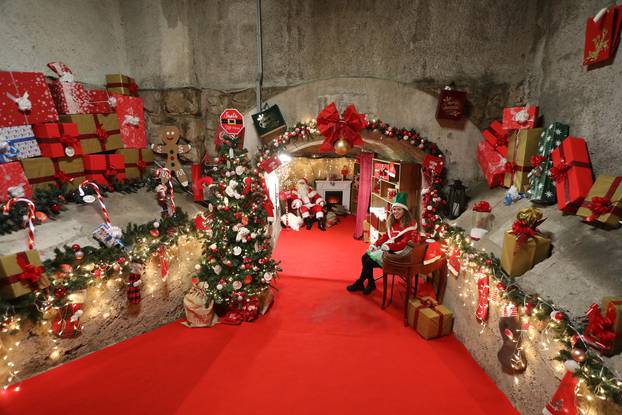 U Riječkom tunelu otvoren je poštanski ured Djeda Mraza