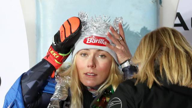 Petra Vlhova, Mikaela Shiffrin i Anna Swenn Larsson na postolju nakon odvožene druge vožnje ženskog slaloma