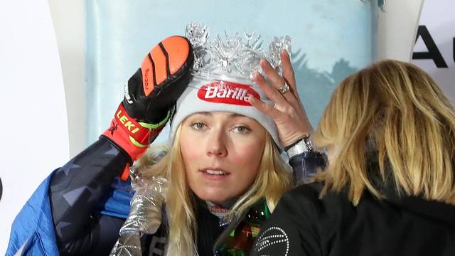 Petra Vlhova, Mikaela Shiffrin i Anna Swenn Larsson na postolju nakon odvožene druge vožnje ženskog slaloma