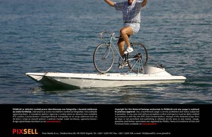 'Katacikl': Šime (74) uživa u svom biciklu koji vozi po moru