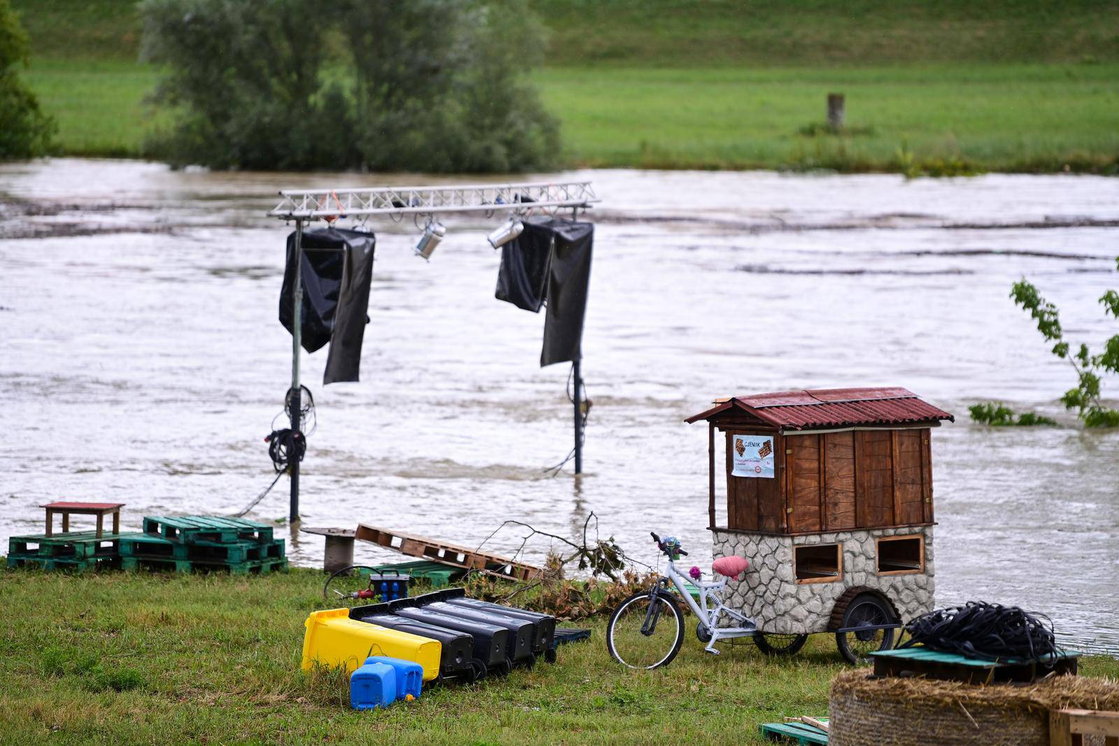 Zagreb: Sava se izlila iz korita i potopila lokaciju Green River Festa