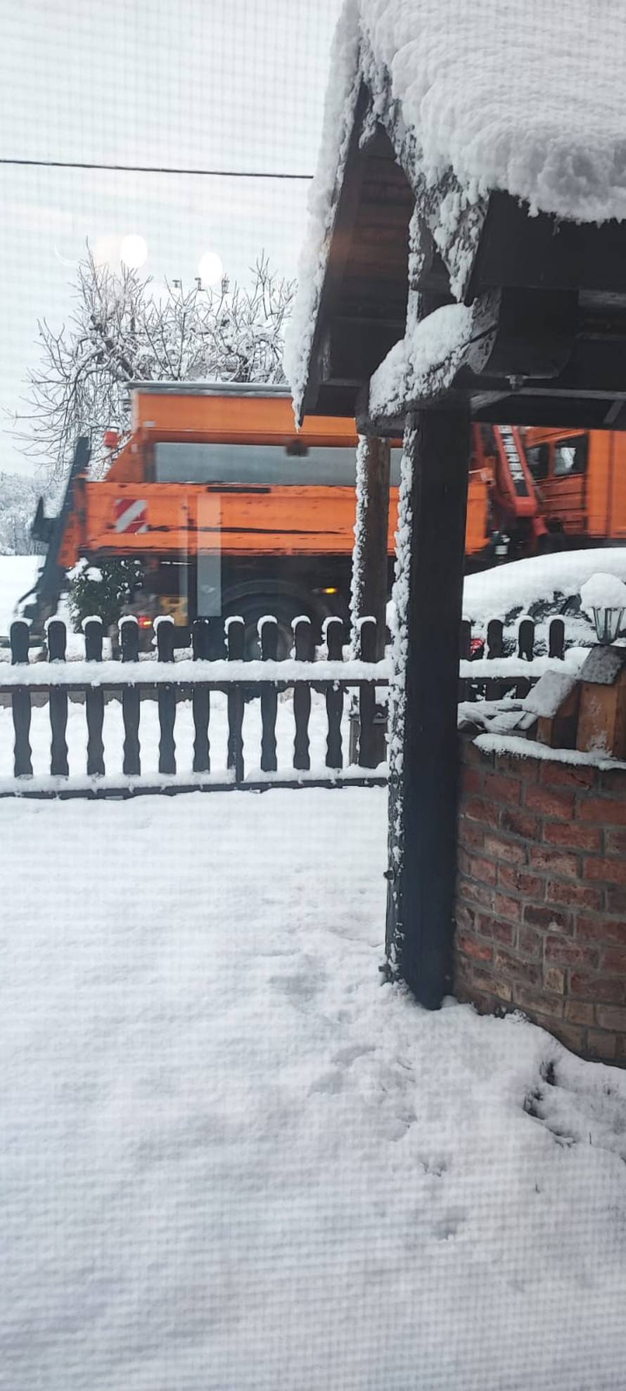 FOTO/VIDEO Pogledajte kako je snijeg zabijelio cijelu Hrvatsku, padat će i dalje, na moru bura