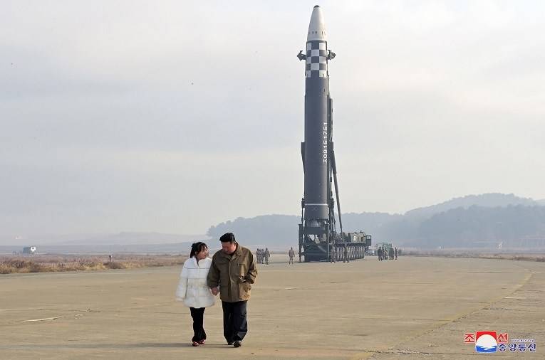 Kim Jong-un javnosti pokazao kćer: Poveo je da skupa gledaju testiranje balističke rakete