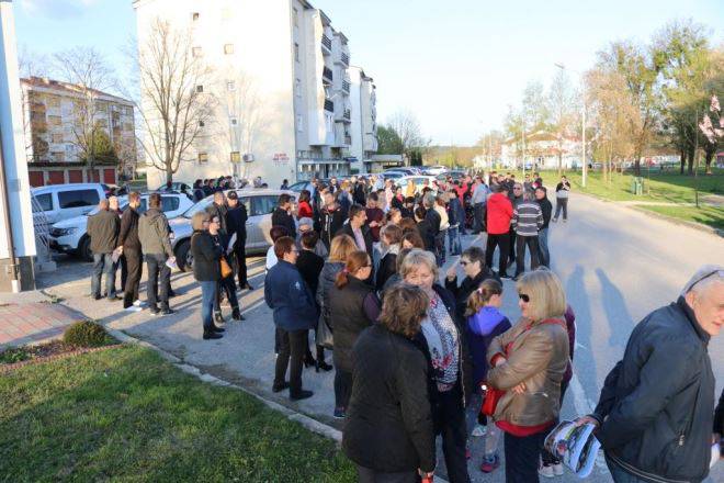 Prosvjednici bacali kamenje na zgradu općine, stigla je i hitna