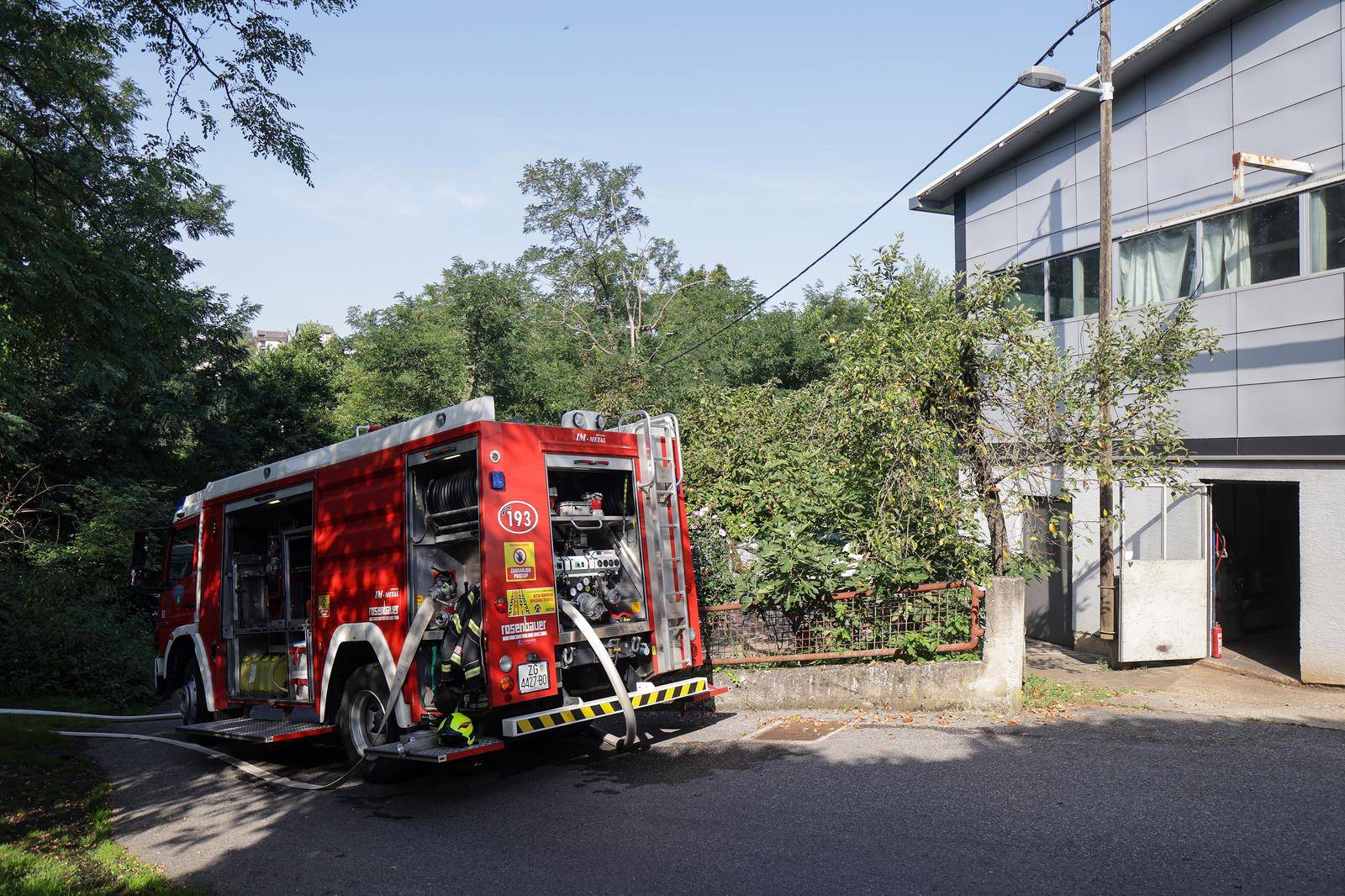 Zagreb: U radionici se zapalila dva vozila, vatrogasci ugasili požar