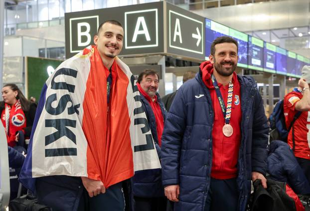 Billund: Rukometasi Hrvatske družili se s navijačima u zračnoj luci prije odlaska u Hrvatsku