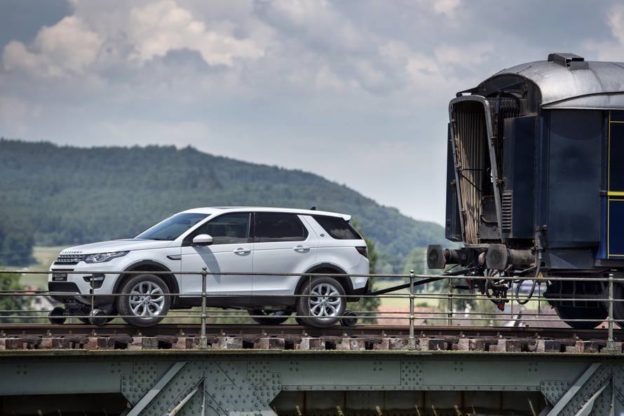 Snažan kao vlak: Land Rover vukao vagone teške 108 tona