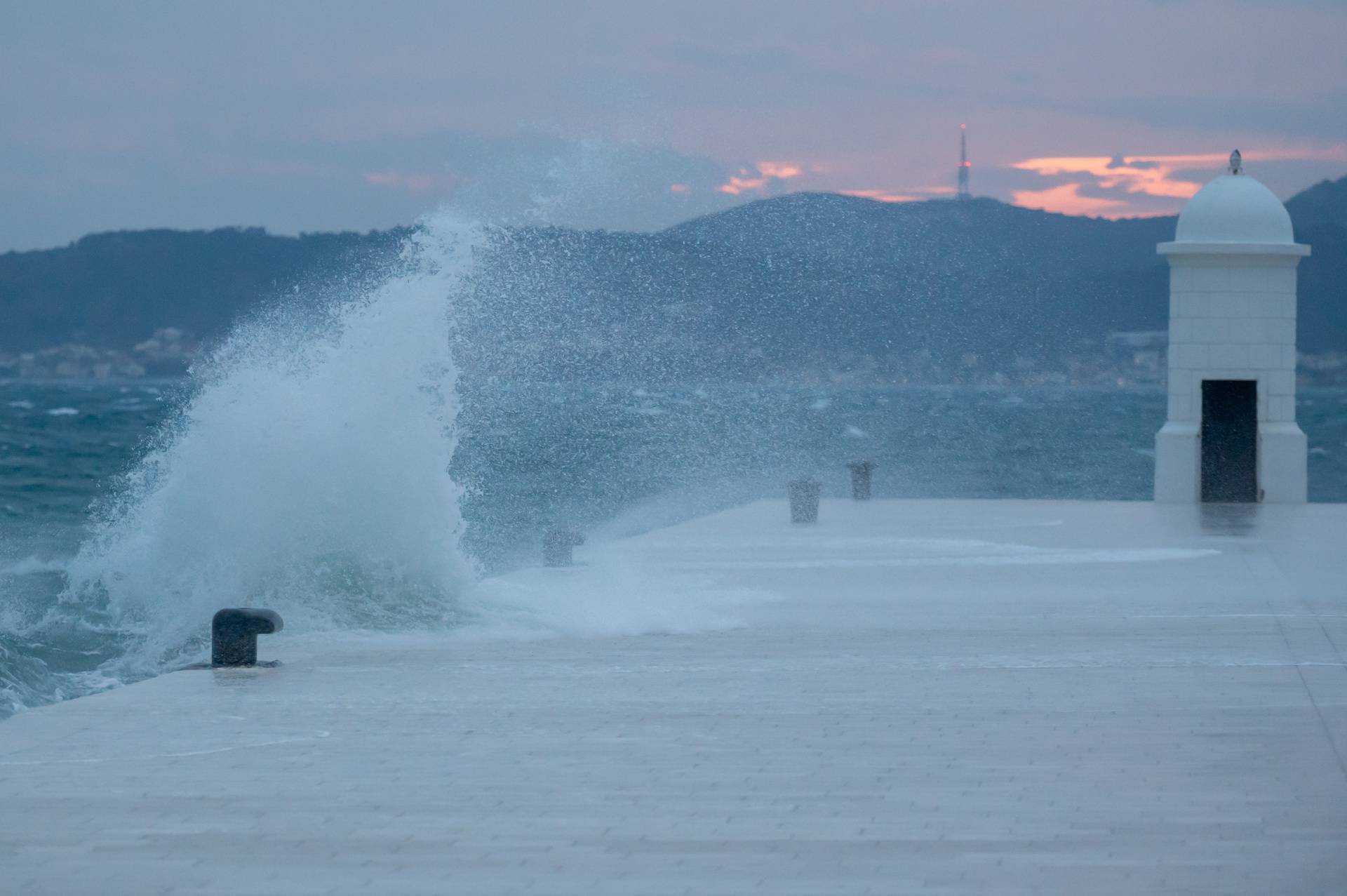 Zadar: Olujno jugo divlja zadarskim područjem