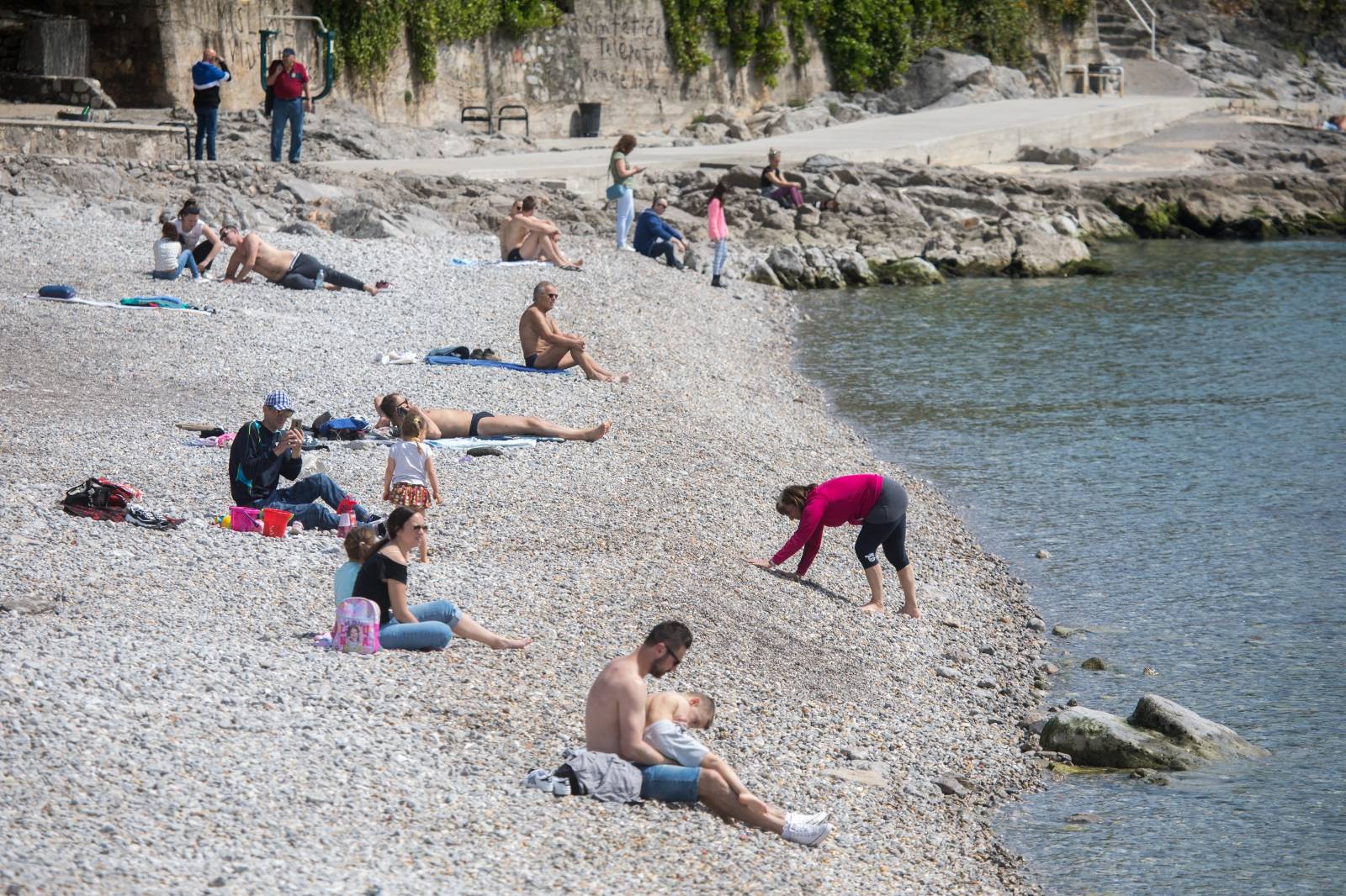 Rijeka: Prvi kupači iskoristili sunčan i topao dan za more