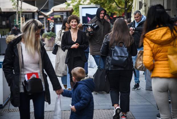 Zagreb: Ecija Ojdanić izvela kratki performans uoči 80. izvedbe monodrame Vla Vla Vlajland cabare