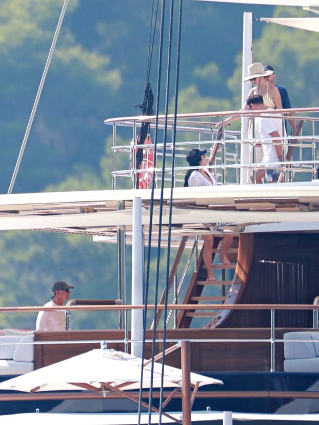 Lastovo: Poznati na jahti Jeffa Bezosa zabavljali se na palubi i u moru