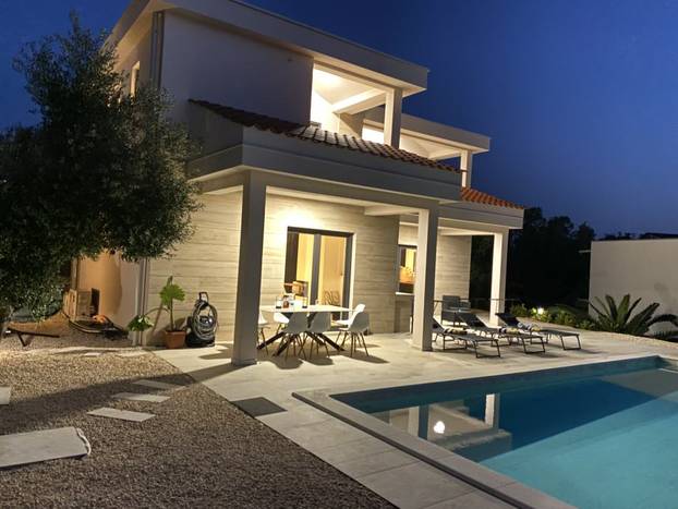 Prodaje se vila u Lunu s velikim bazenom: Cijena? Ma sitnica...