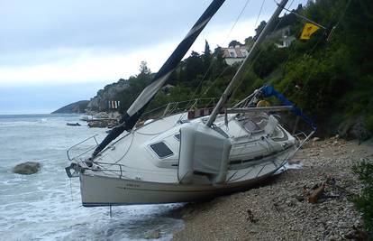 Hvar: Olujna bura na šljunčanu plažu izbacila brod s turistima