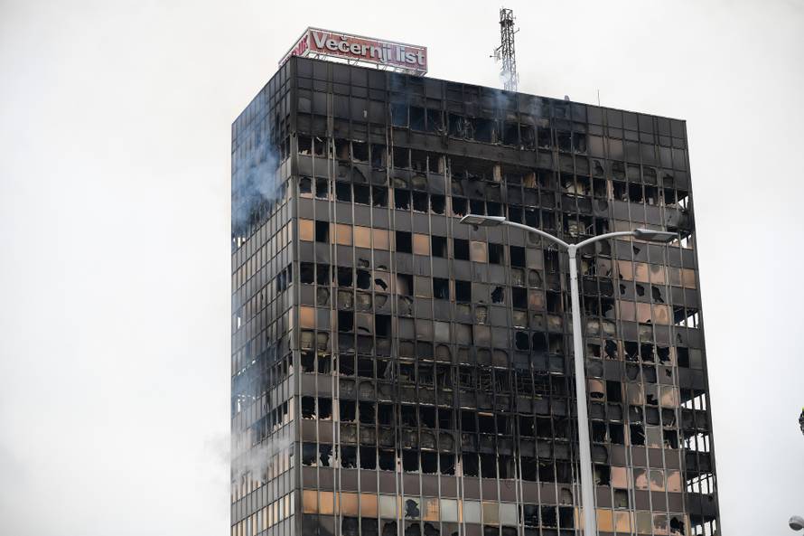 Zagreb: Ugašena vatra na Vjesnikovom neboderu 