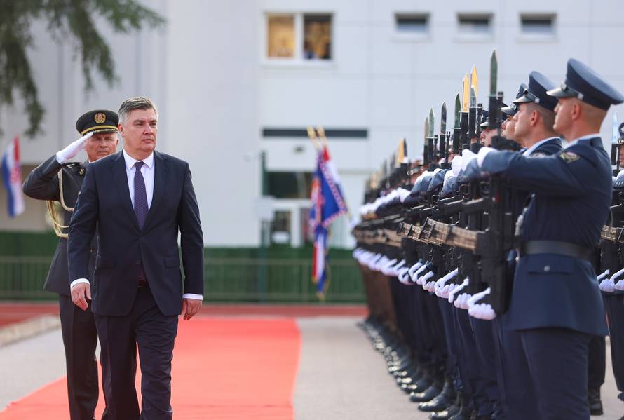 Zagreb: Zoran Milanović uručio je prve časničke činove kadetima Hrvatskog vojnog učilišta