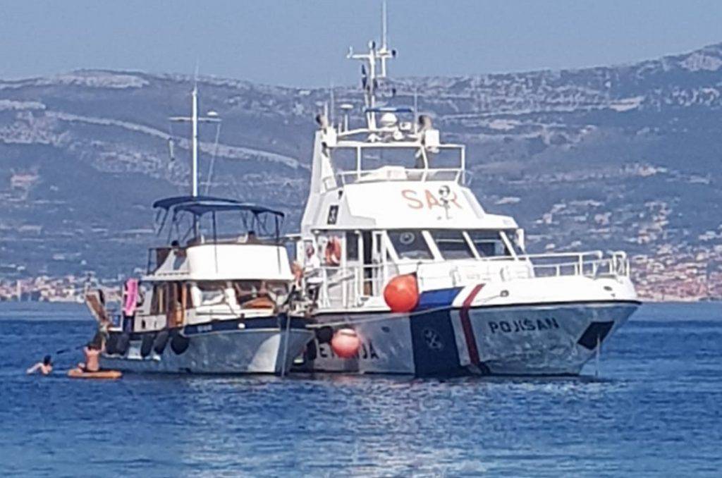 Ležerni odmor posade lučke kapetanije na službenom brodu