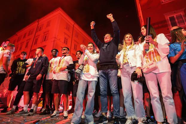 Igrači HNK Rijeka s navijačima na Korzu proslavili osvajanje prvenstva Hrvatske
