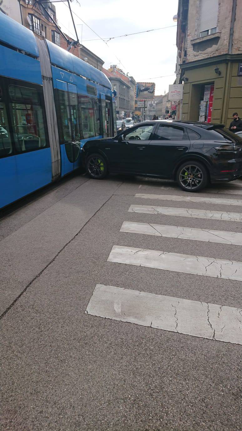 Sudarili se auto i tramvaj u Ilici