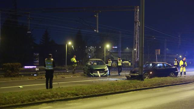 Sudarila se tri automobila u Zagrebu, dvoje ljudi ozlijeđeno