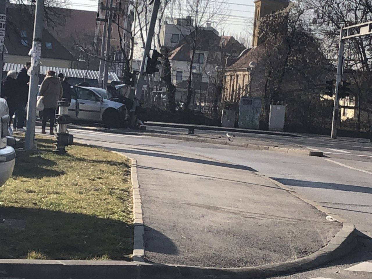 Užas na Aleji Bologne: Auto je smrskan, zabio se u semafor...