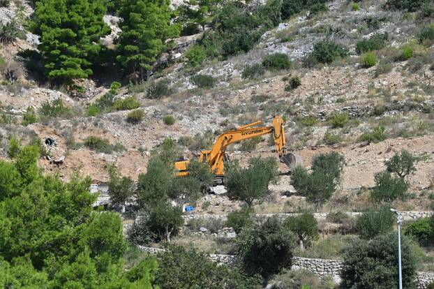 Nastavlja se rušenje bespravno izgrađenih objekata u uvali Vruja