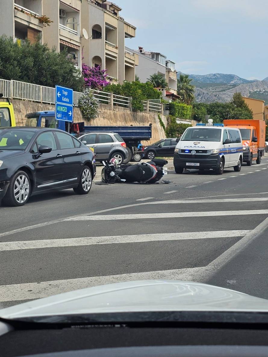 Sudar auta i motora u Solinu: Jedan čovjek lakše ozlijeđen