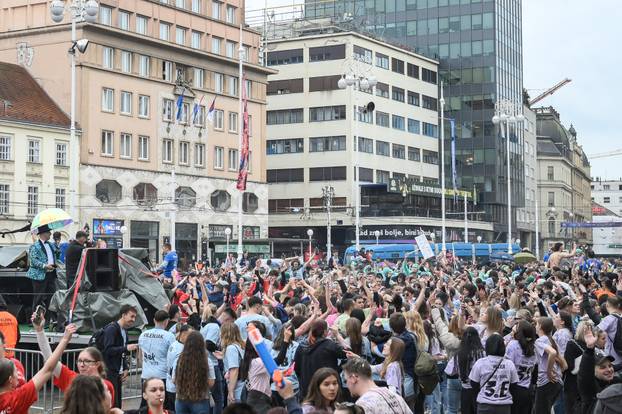Zagreb: Maturanti se okupili na Trgu bana Jelačića i krenuli prema Bundeku