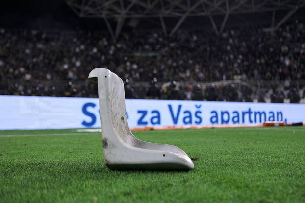 Split: Razbijene stolice nakon sukoba Torcide i policije 