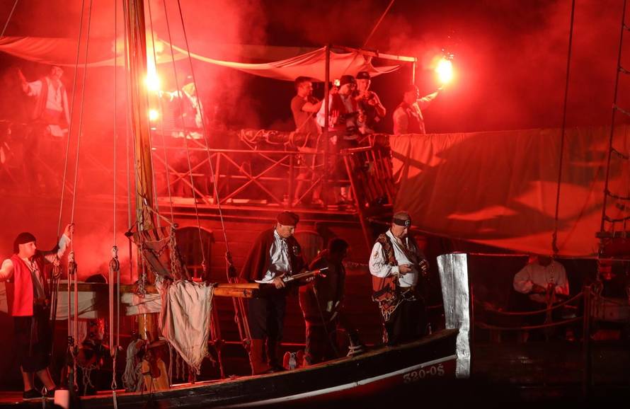 Rekonstrukcija gusarske bitke iz 13. stoljeÄa oduÅ¡evila posjetitelje OmiÅ¡a