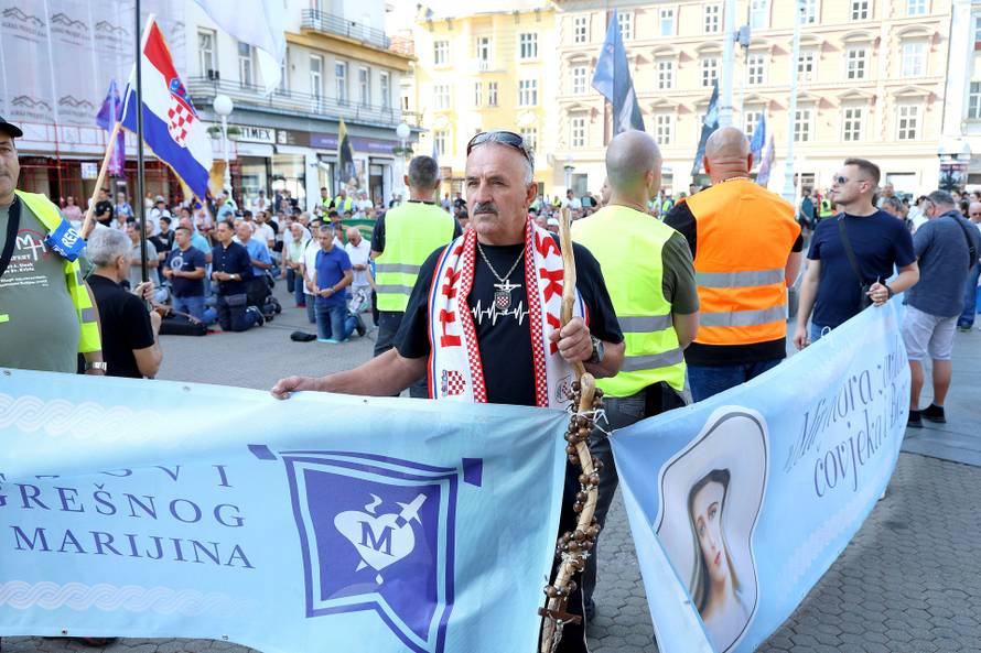 Zagreb: Na Jelacicem trgu molitva krunice za mir u svijetu i domovini te za obracenje i jedinstvo hrvatskog naroda