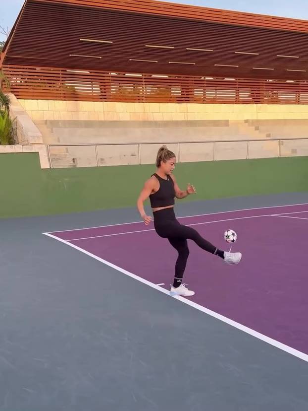 FOTO Tko je tenisačica čija je fotka u toplesu šokirala svijet?