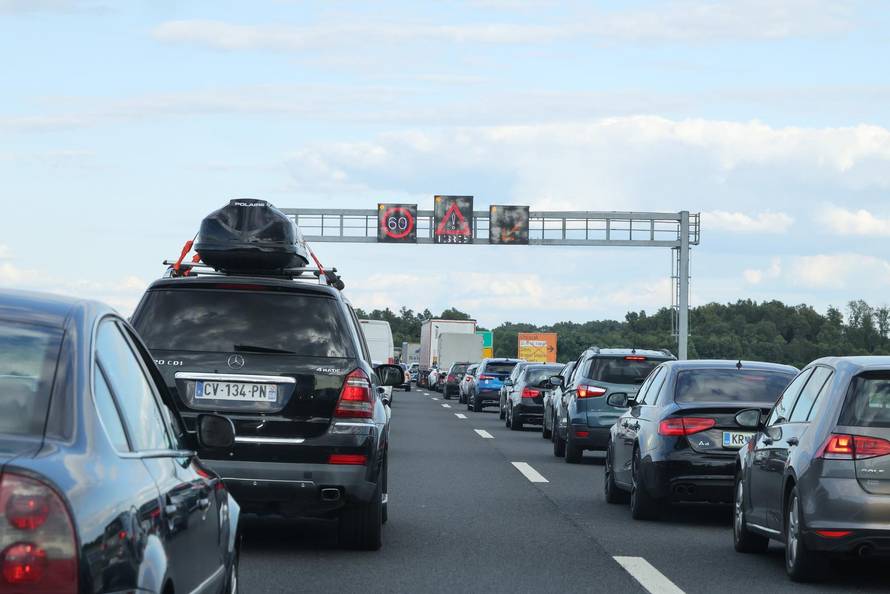 U sudaru dvaju vozila na A3 kod Lužana poginulo dijete, kolona duga četiri kilometra