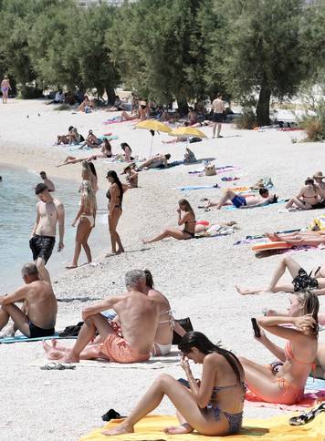 Split: Brojni posjetitelji osvje&zcaron;enje od vru&cacute;ina prona&scaron;li su na pla&zcaron;i &Zcaron;njanskog platoa