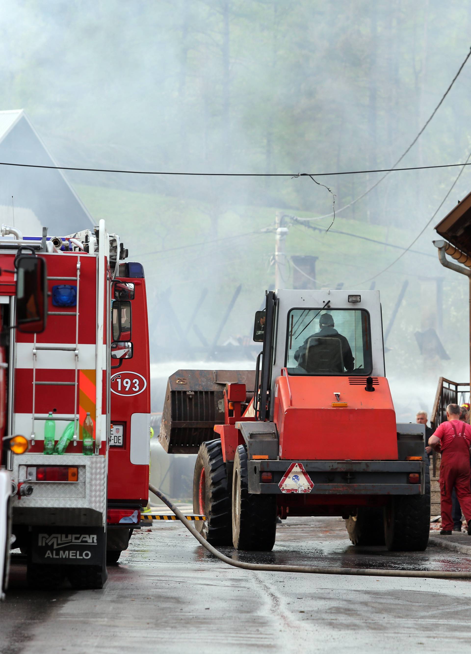 Proširila se iz sjenika: Vatra je progutala tri kuće kraj Čabra