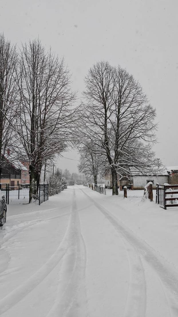FOTO/VIDEO Snijeg zabijelio Hrvatsku, pogledajte prizore