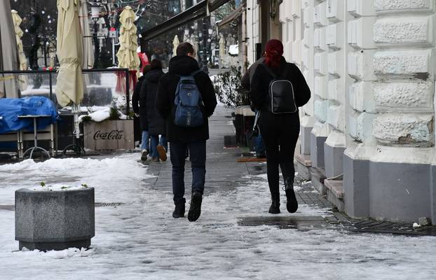 Zaleđene prometnice i javne površine Slavonskog Broda otežavaju kretanje građana